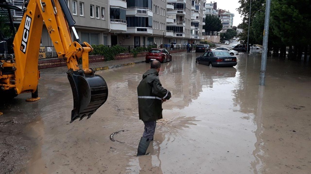 Bursa'nın Mudanya ilçesindeki sağanak yağış sonrası yollar göle döndü Bursa'nın Mudanya ilçesindeki sağanak yağış sonrası yollar göle döndü