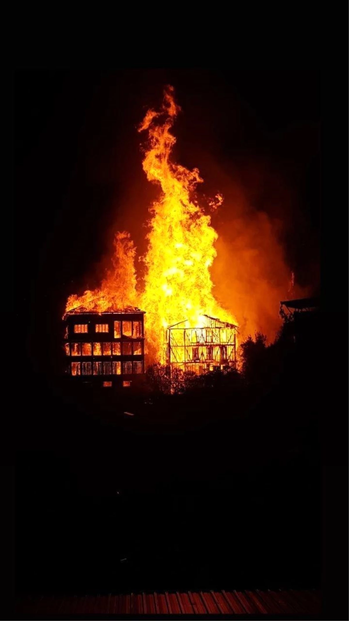 Bursa\'da tarihi ipekçilik fabrikası alev alev yanıyor