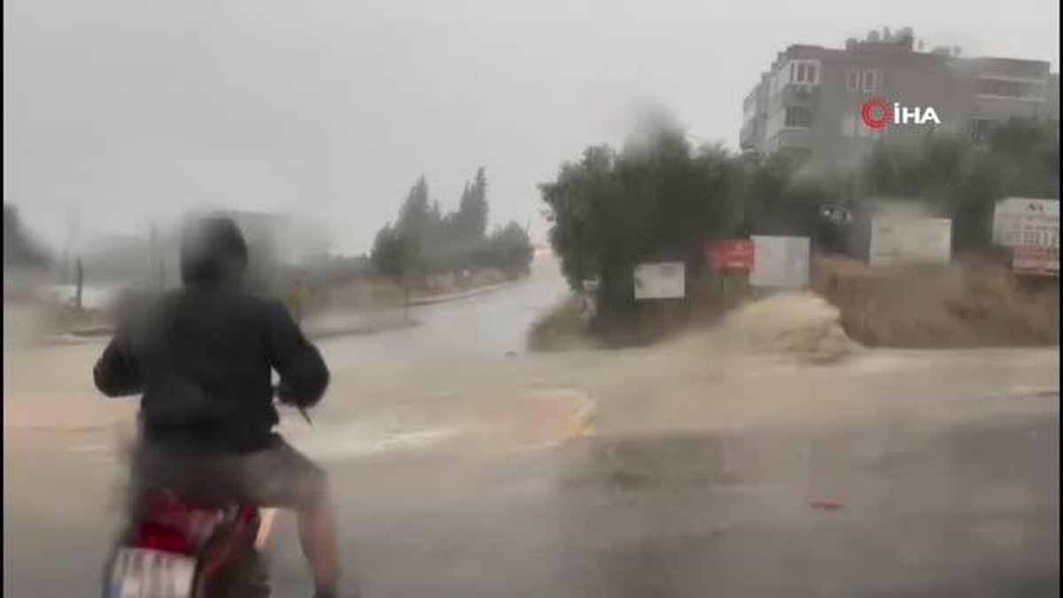 Bursa\'da yağış etkili oldu: Yollar göle döndü