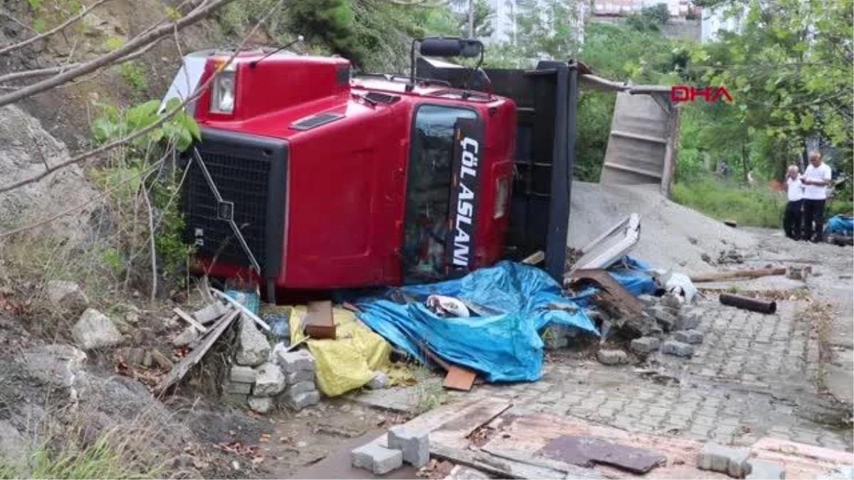 ÇAKIL YÜKLÜ KAMYON, ERGÜN PENBE\'NİN BABASININ BARAKASININ ÜZERİNE DÜŞTÜ