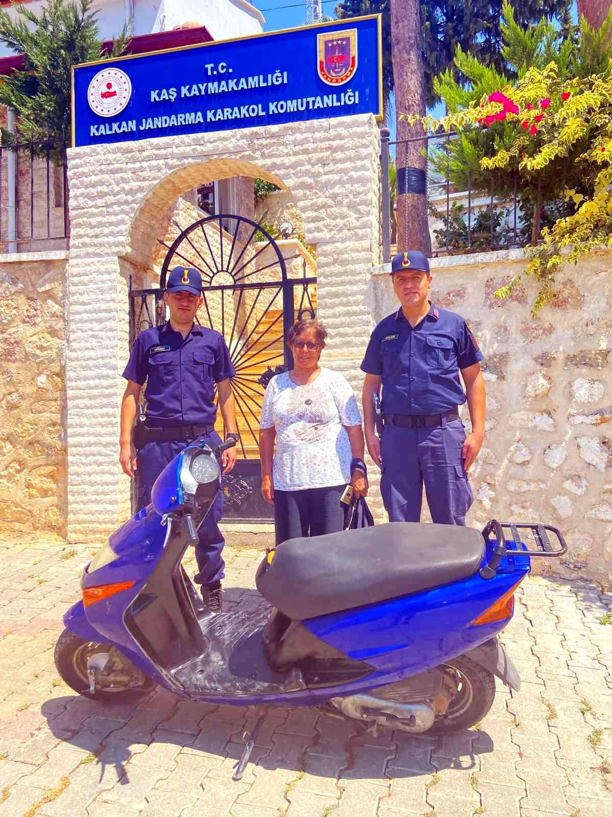 Çalınan motosiklet jandarmanın dikkatiyle bulundu