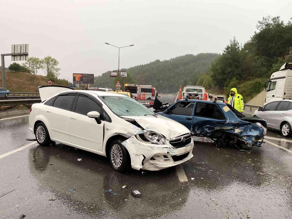 Çekmeköy\'de 9 aracın karıştığı zincirleme kaza: 2 yaralı