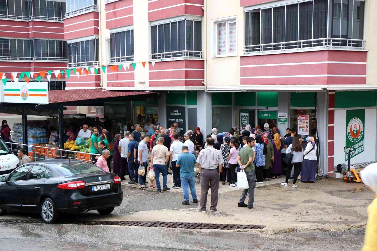 Cumhurbaşkanı\'nın açıklaması sonrası vatandaşlar soluğu tarım marketlerinde aldı