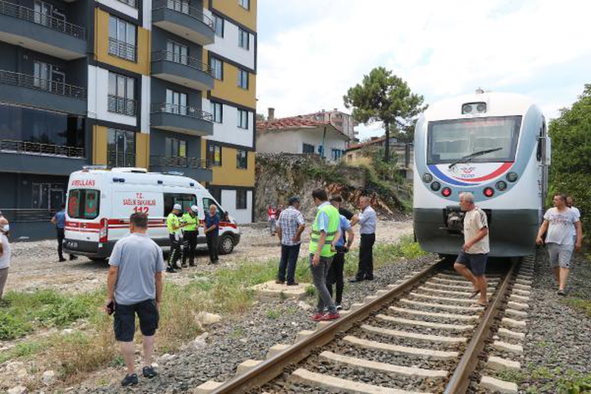 Demir yolunda yürüyen Sudem\'e tren çarptı