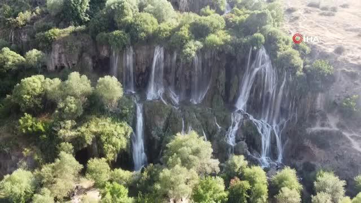 Erzincan\'da turistlerin en uğrak yeri Girlevik Şelalesi\'nin yolu ve kırık dökük tahta köprüleri tepki topluyor