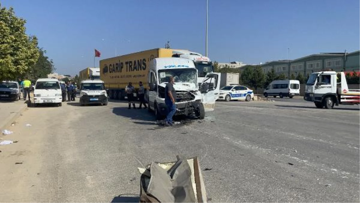 Gaziantep\'te işçi servisi, TIR\'a çarptı: 6 yaralı