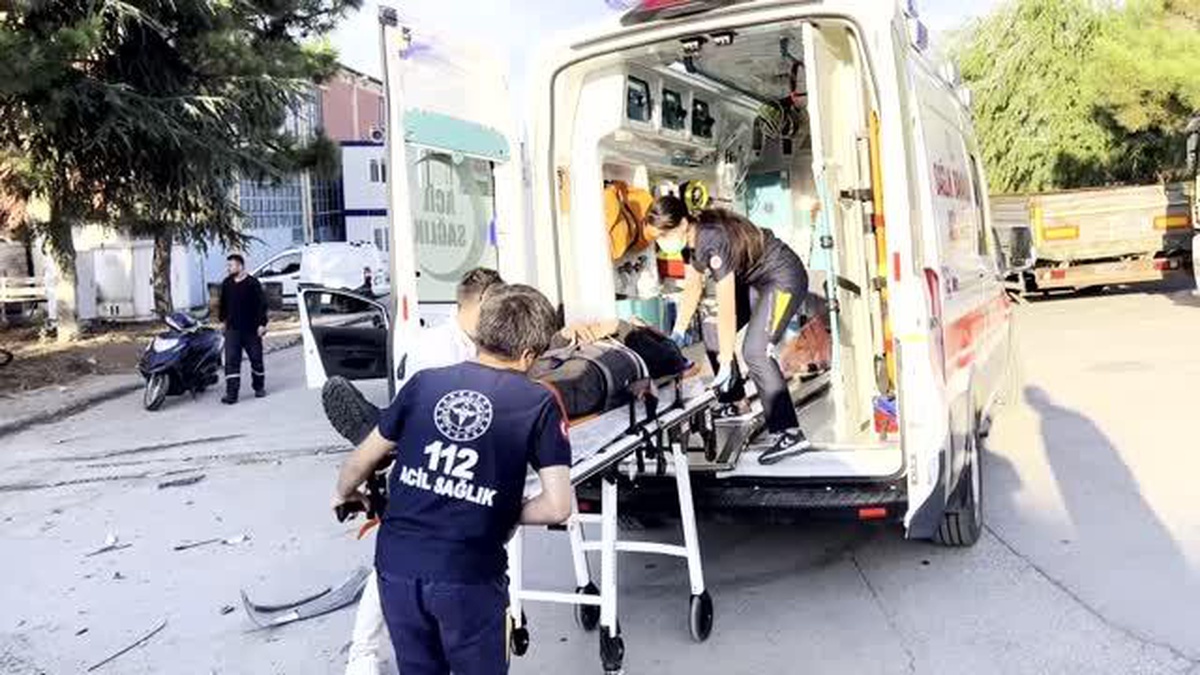 Kocaeli\'de iki otomobilin çarpıştığı kazada 3 kişi yaralandı