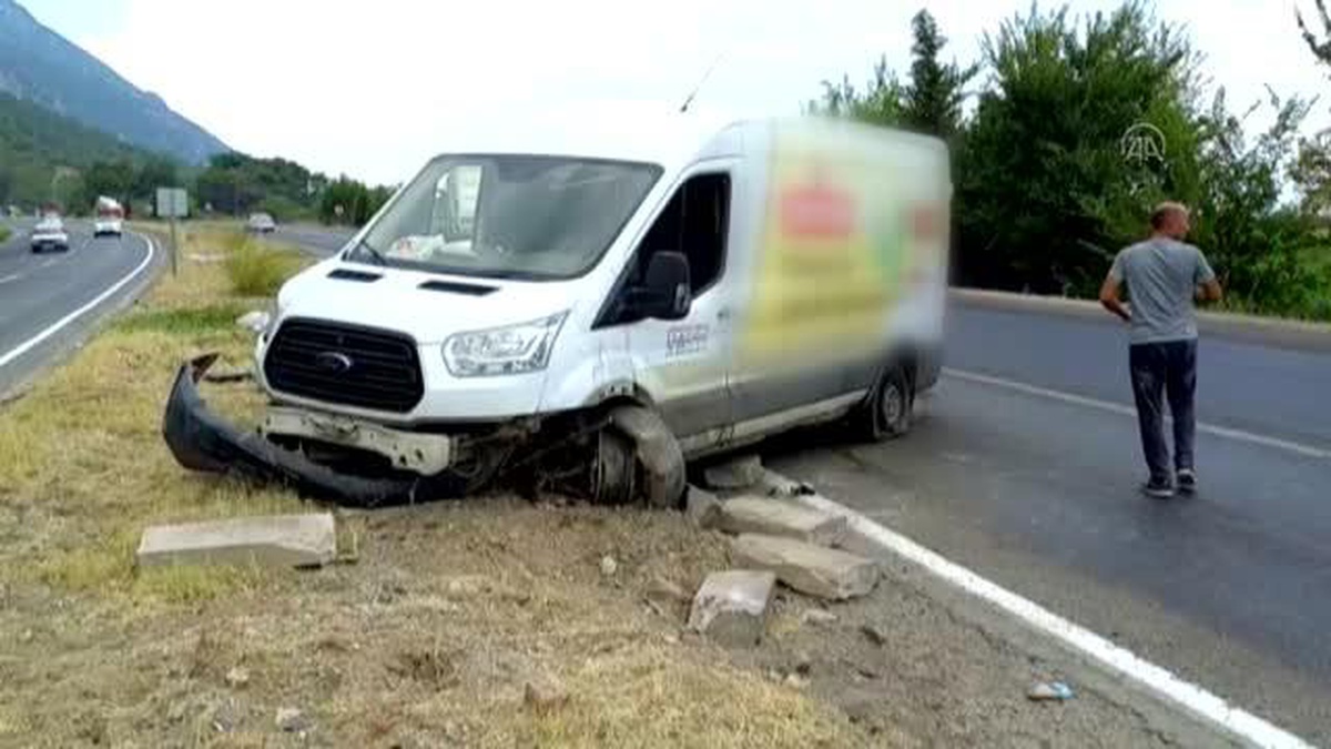 Manisa\'da iki panelvanın çarpıştığı kazada 1 kişi yaralandı