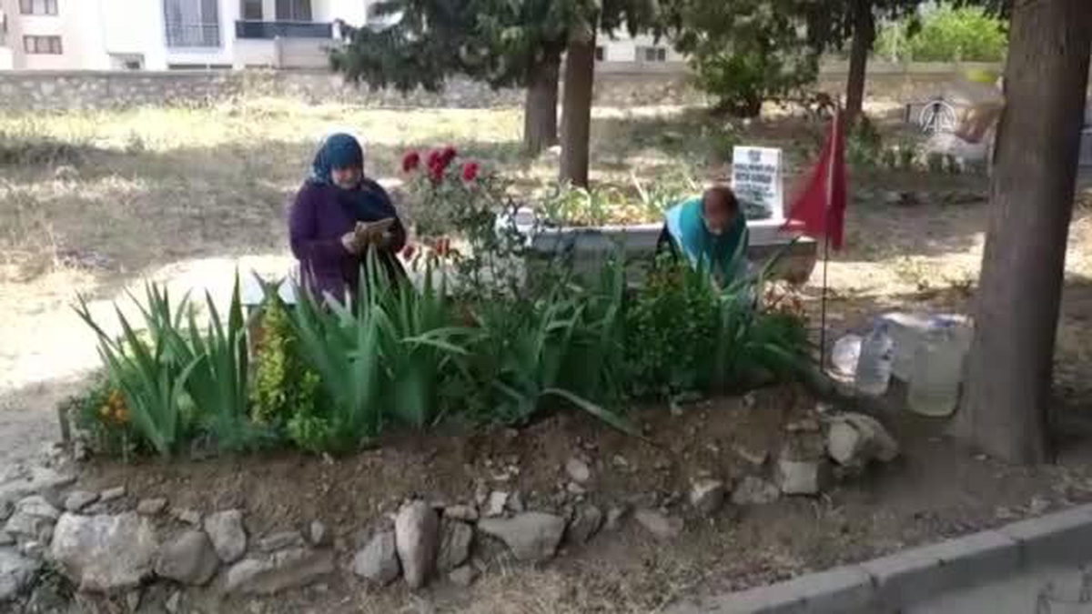 Adana\'da ilik nakliyle yaşama tutunan Elif\'ten, Bursa\'daki donörünün mezarına ziyaret
