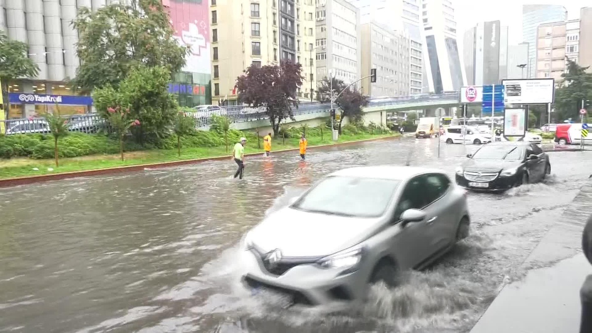 İstanbul\'da Etkili Olan Sağanak Bazı Bölgelerde Su Baskınlarına Neden Oldu