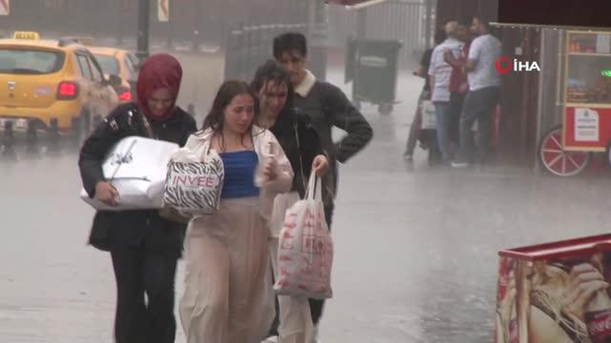 İstanbul\'da sağanak yağış etkili oluyor