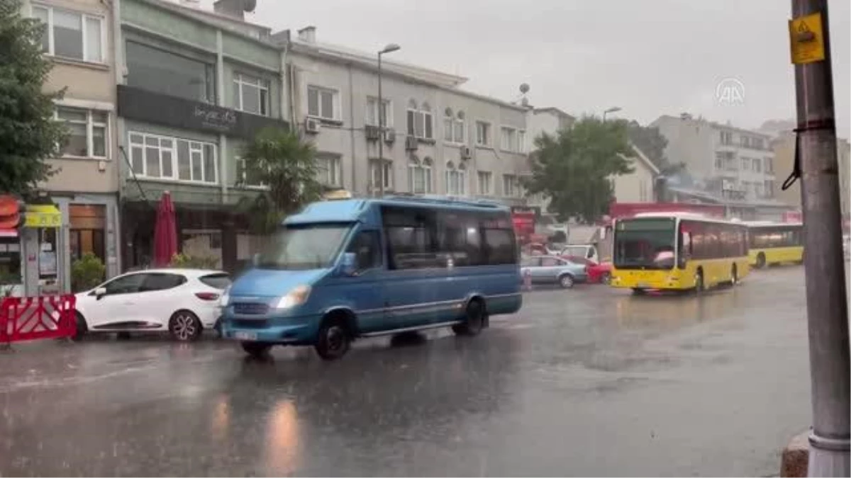 İstanbul\'da yağış trafikte yoğunluğa neden oldu