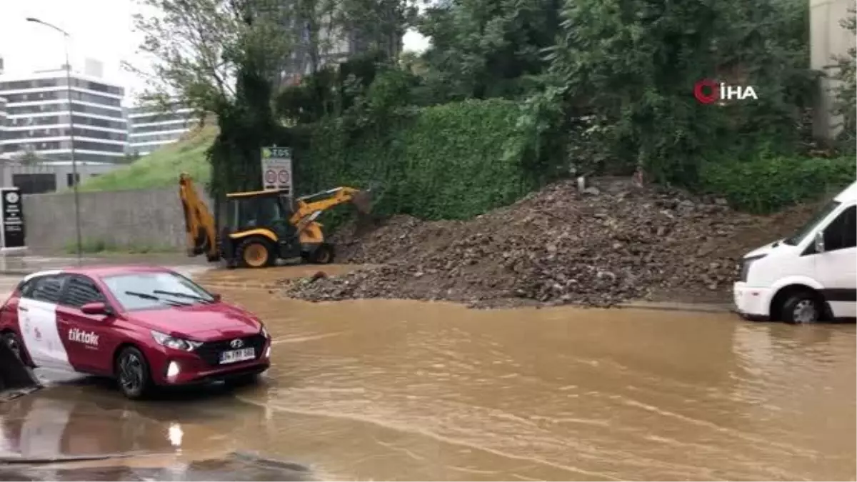 Kağıthane\'de sokaklar göle döndü, vatandaşlar yürümekte güçlük çekti