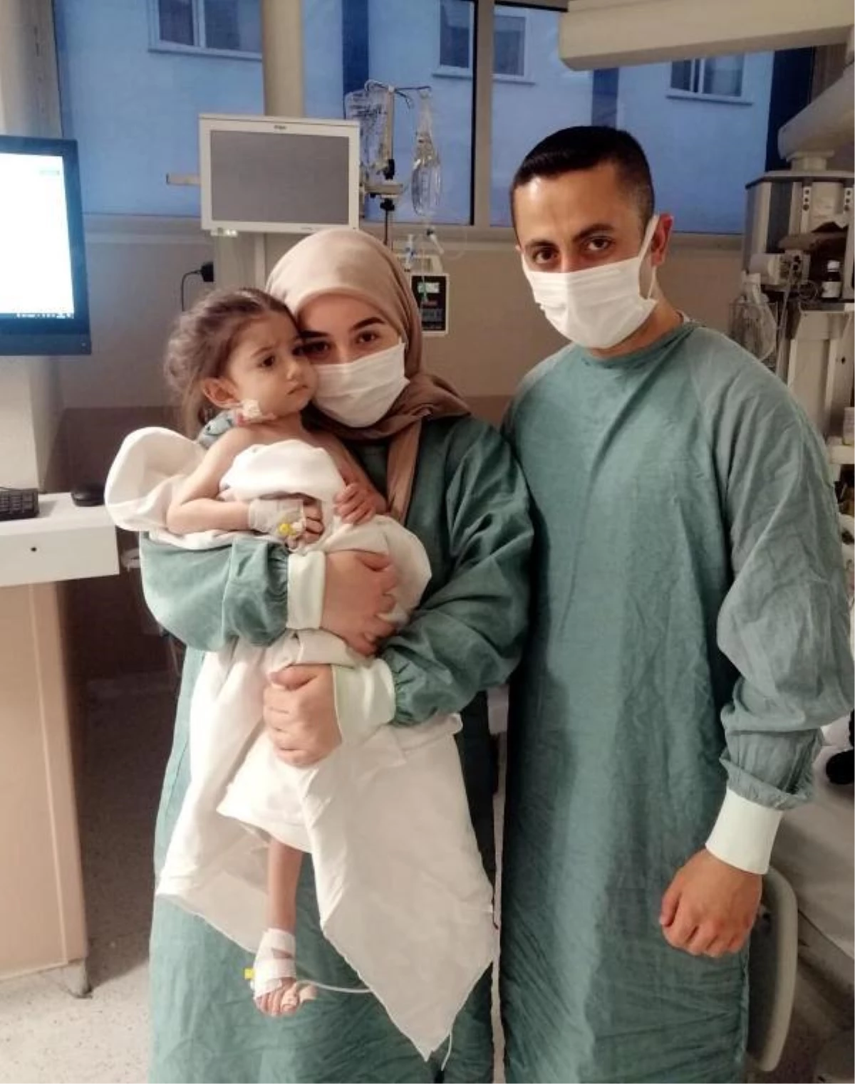 Kalp nakliyle hayata tutunan Asel\'in babasından organları bağışlanan adaşının ailesine fotoğraf