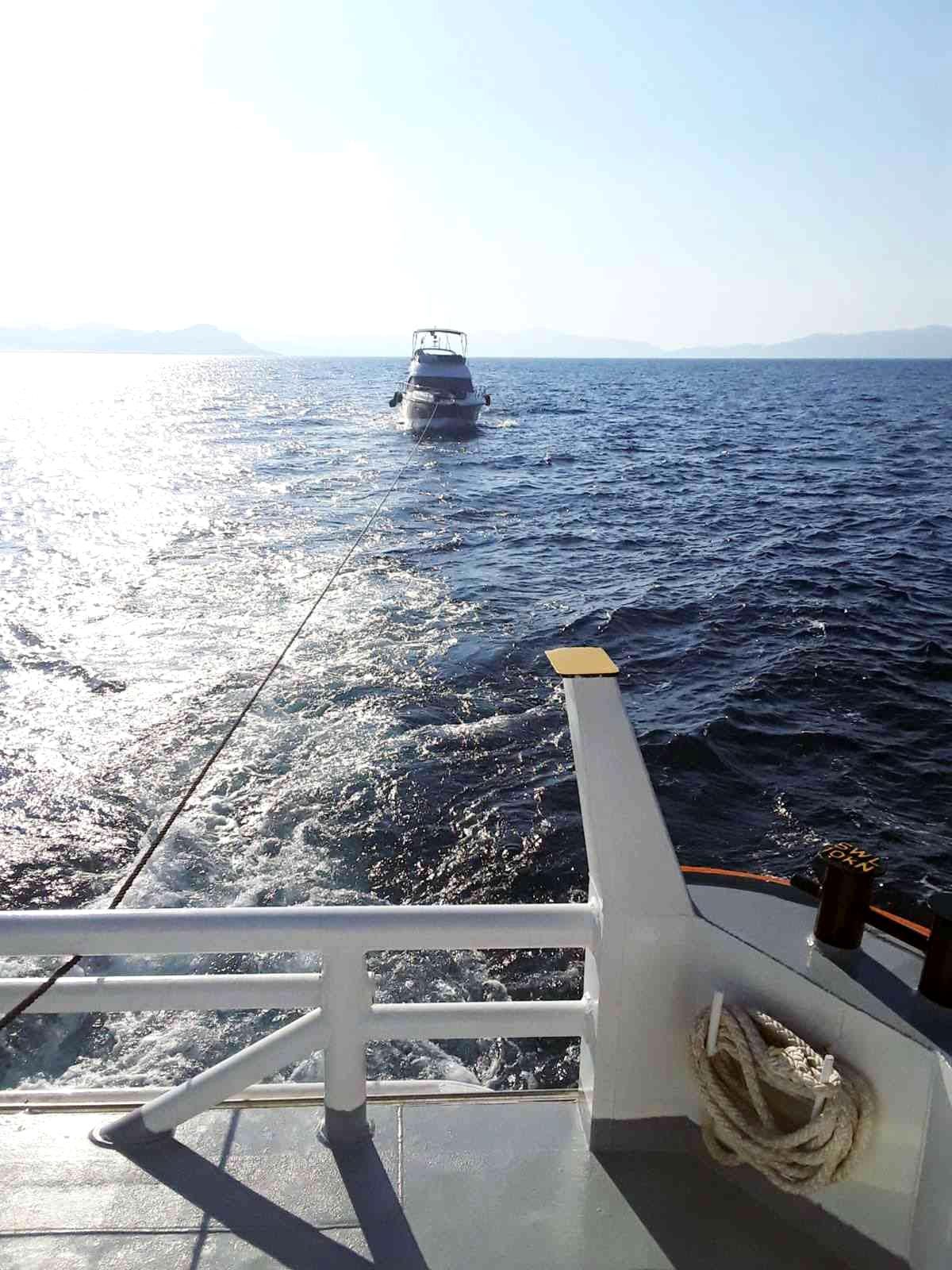 Makine arızası nedeniyle sürüklenen lüks tekne kurtarıldı