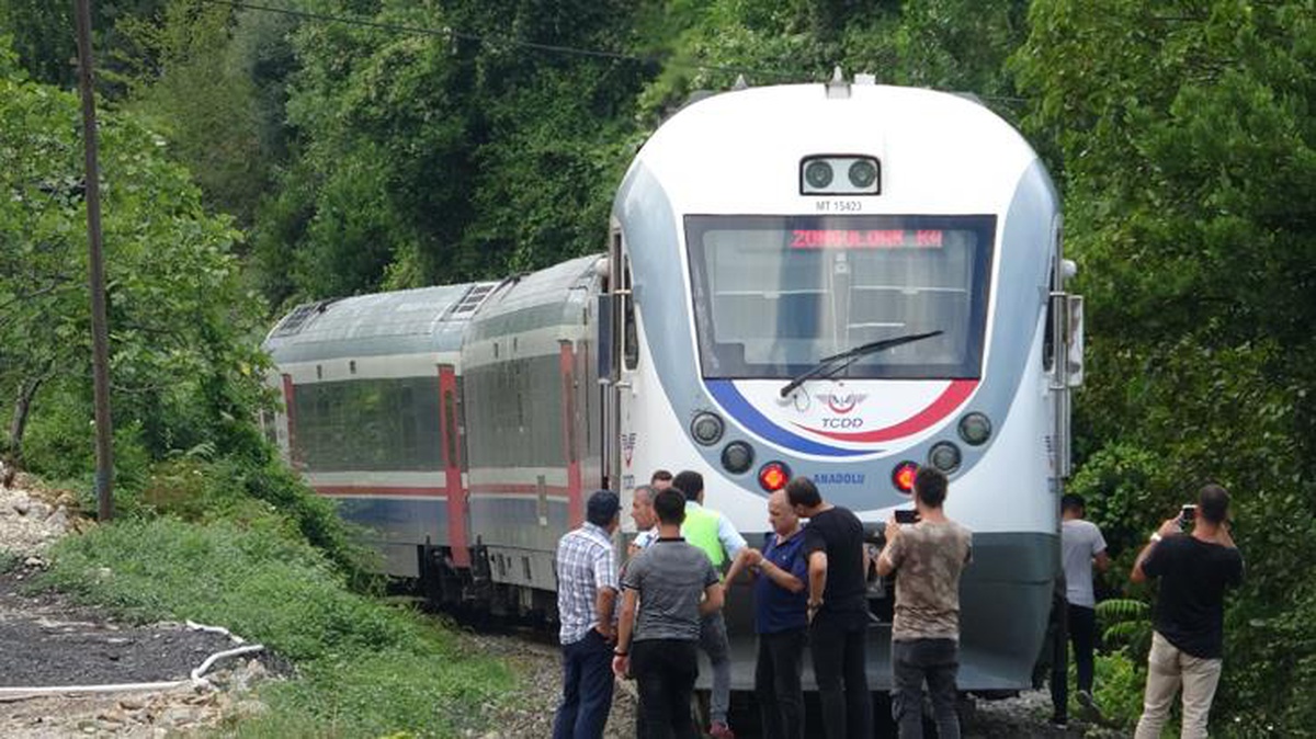 Telefonla konuşurken kornayı duymayan genç kıza tren çarptı