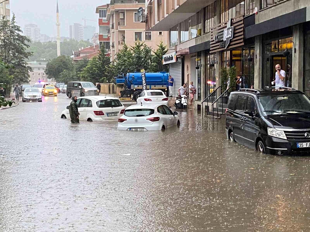 Anadolu Yakasında etkili olan yağış sonrası Maltepe\'de sokaklar göle döndü. Yoğun yağış nedeniyle araçlar ve sürücüler sokakta mahsur kaldı.