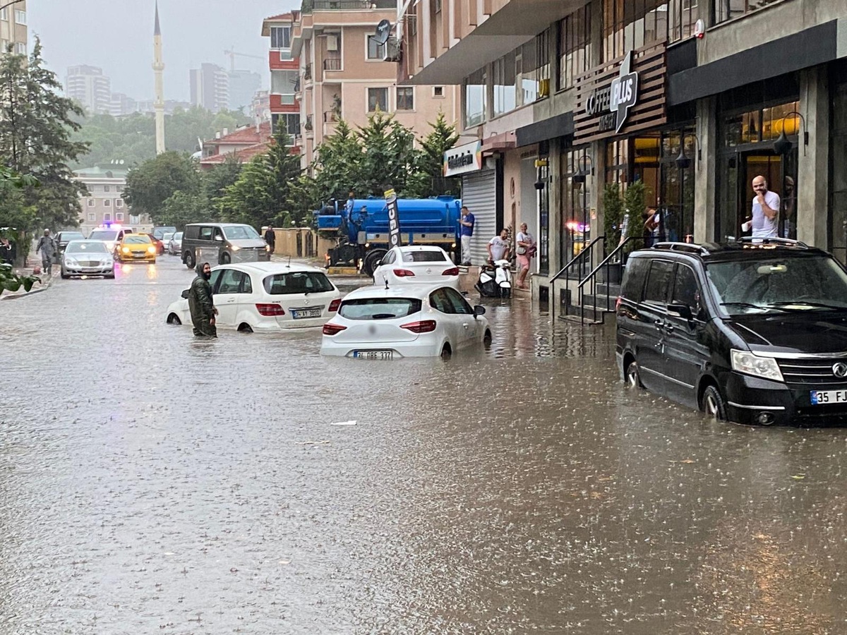 Maltepe\'de etkili olan yağış nedeniyle 3 araç suya gömüldü