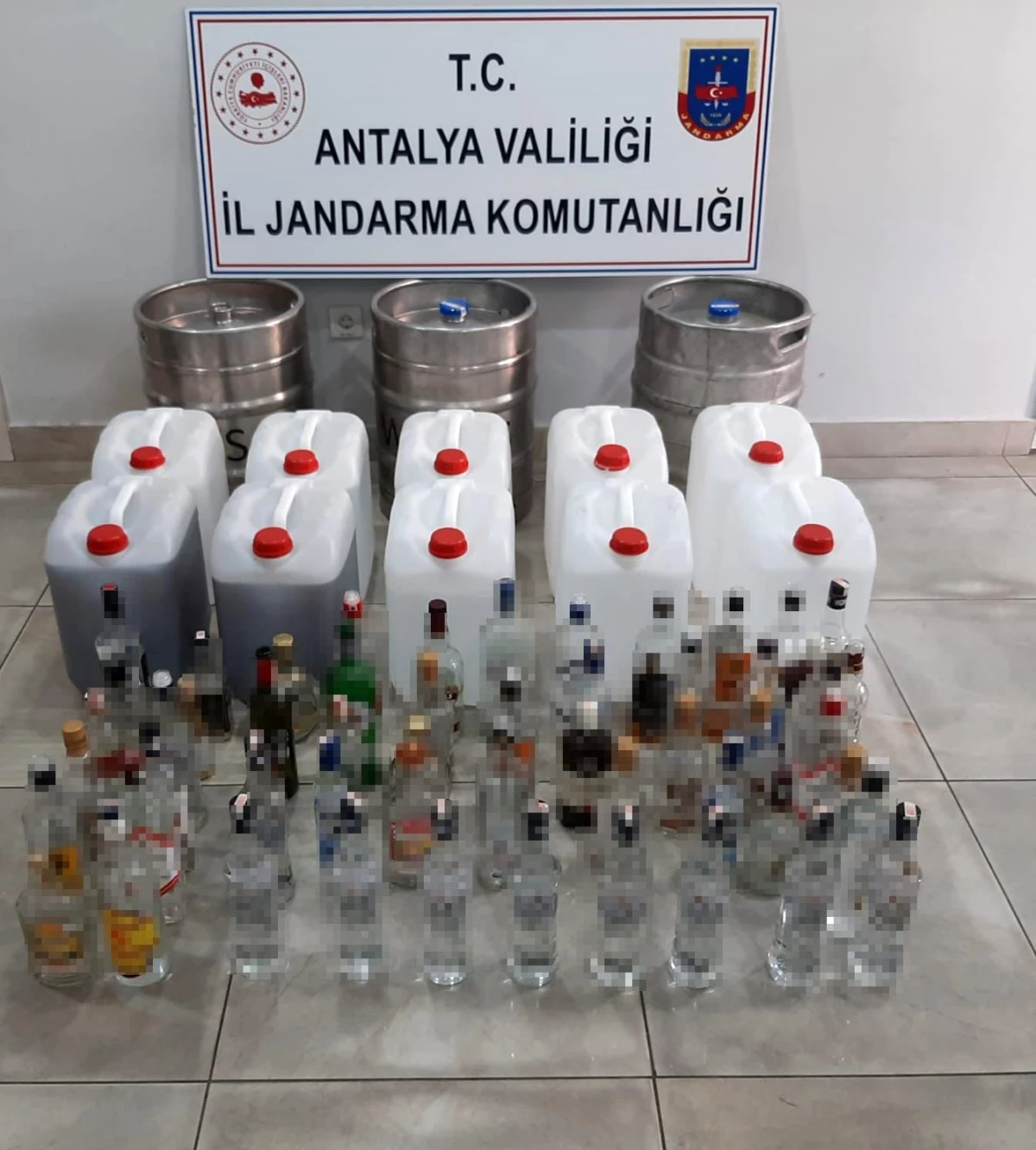 Manavgat\'ta otel odasında 387 litre sahte içki ele geçirildi