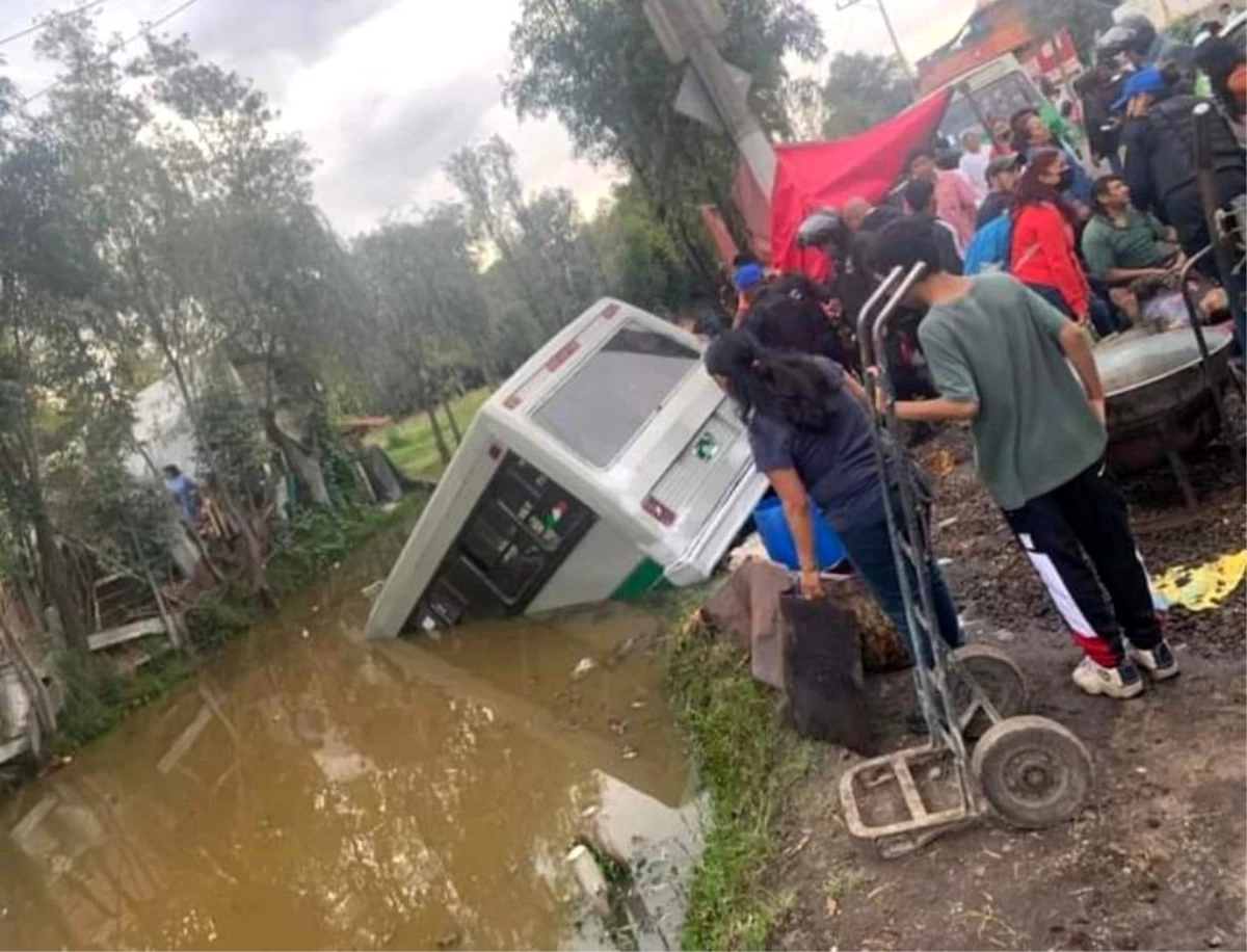 Meksika\'da minibüs su kanalına düştü: 7 yaralı