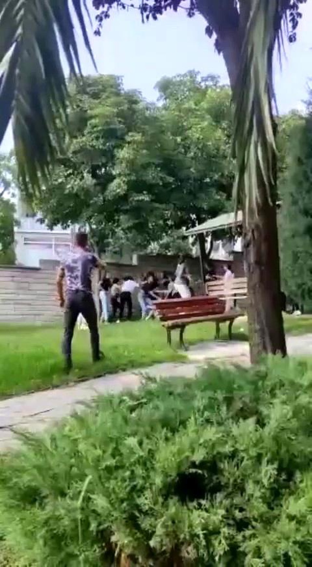 Yere düşünce tekmelemeye başladılar! İstanbul'da bir grup kız, 1 kızı hunharca darp etti Yere düşünce tekmelemeye başladılar! İstanbul'da bir grup kız, 1 kızı hunharca darp etti