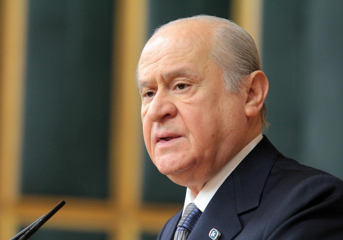 MHP Genel Başkanı Bahçeli: "Müstakbel başbakanlık pozu veren bir şahsın hal-i pürmelali mizah konusu olmasının yanı sıra, "kadından imam olmaz"...