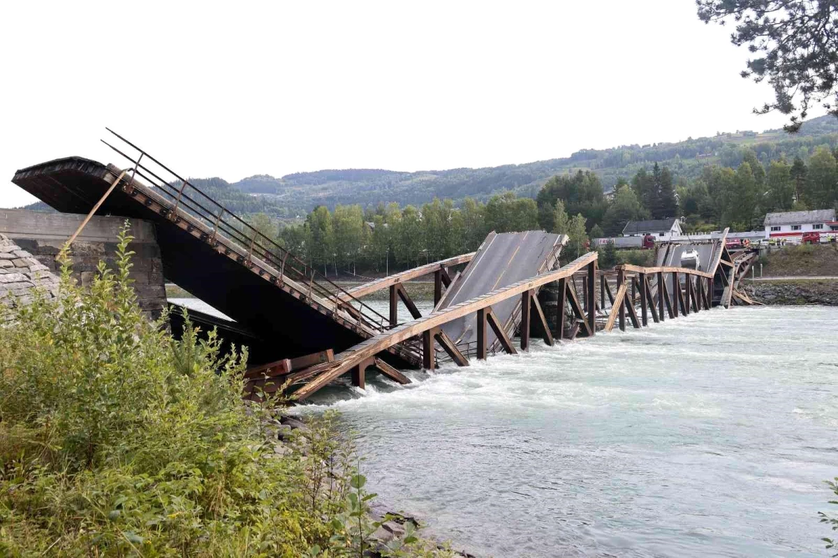 Norveç\'te ahşap köprü çöktü, araç nehre düştü