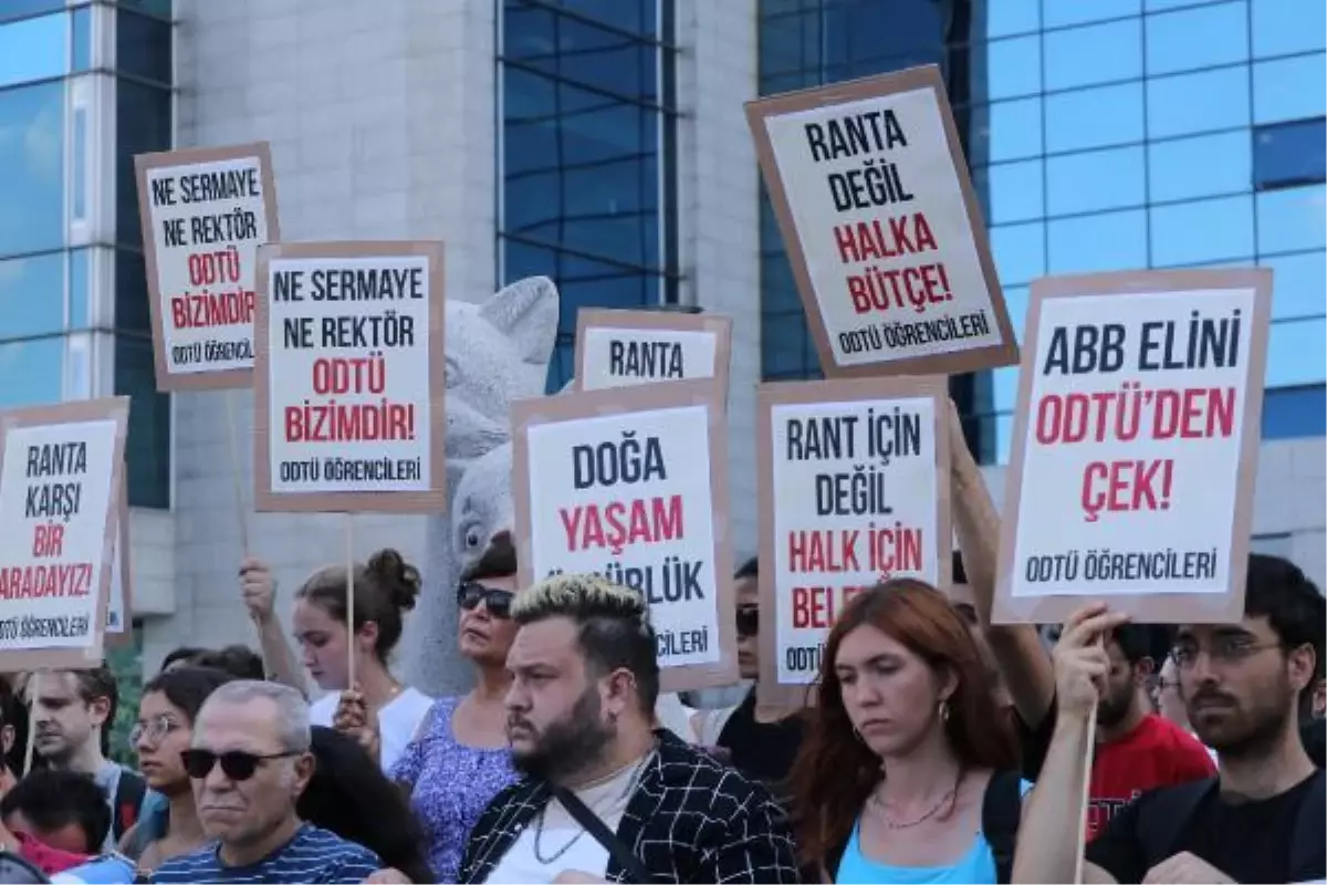 ODTÜ\'lü öğrencilerden ABB önünde \'yol\' protestosu