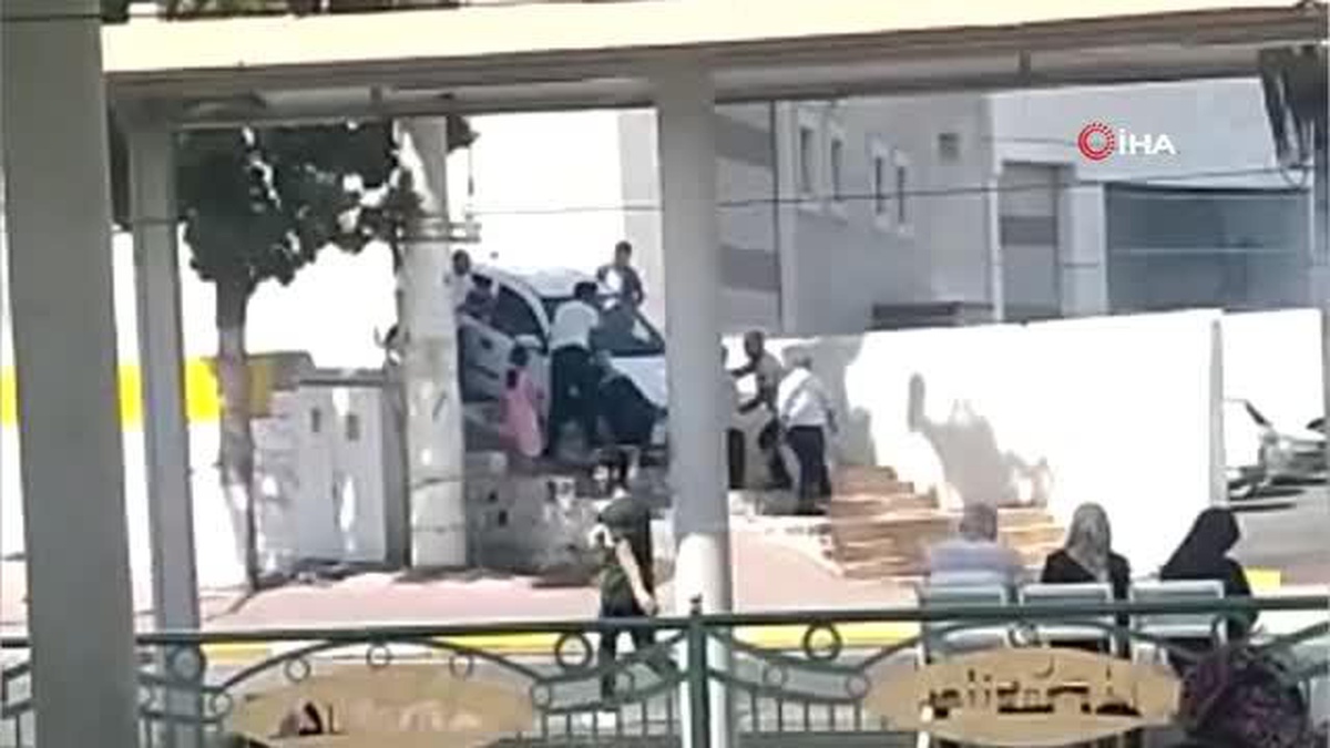 Otomobili merdivenden böyle indirmeye çalıştı