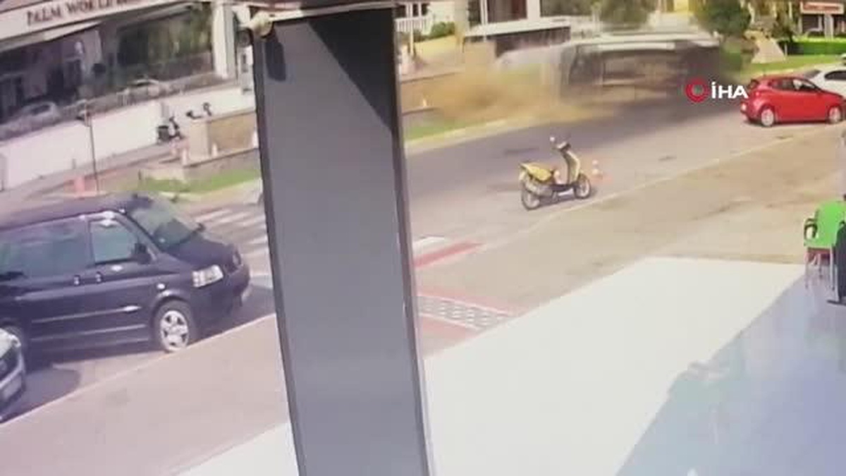 Manavgat\'ta otomobiller çarpıştı, tur minibüsü 50 metre sürüklenerek devrildi