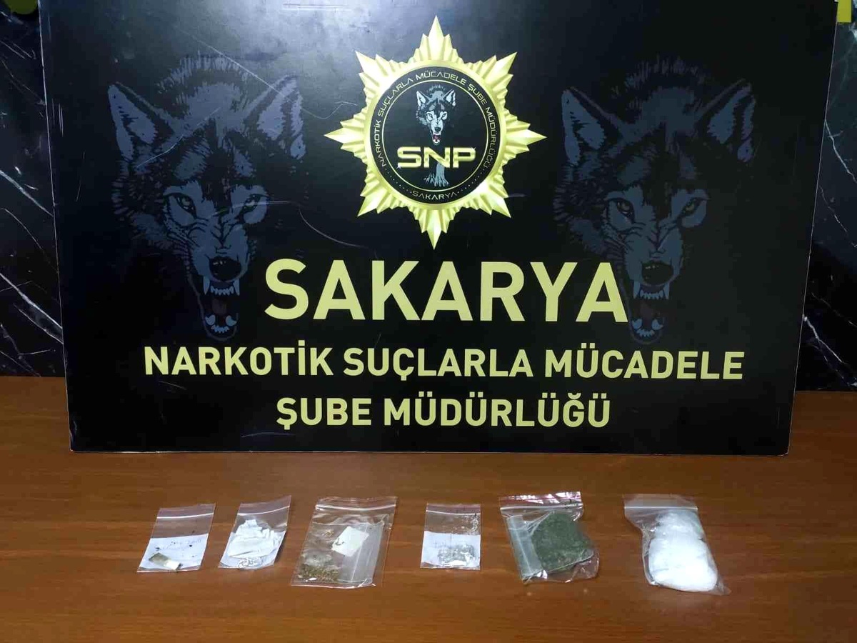 Polis ekiplerinden \'Huzurlu Sokaklar\' uygulaması: 8 gözaltı