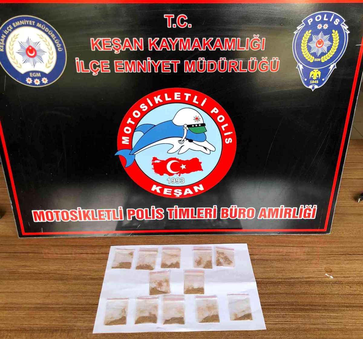 Polisin şüphe üzerine durdurduğu 2 kişinin üzerinden uyuşturucu çıktı