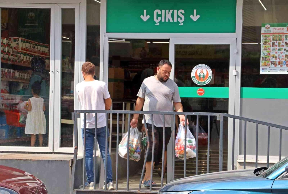 Poşetleri doldurup çıktılar, Cumhurbaşkanı Erdoğan\'a teşekkür ettiler