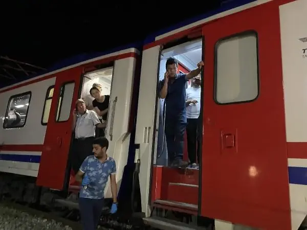 Raylardan yolun karşısına geçmek isteyen genç, trenin çarpmasıyla hayatını kaybetti