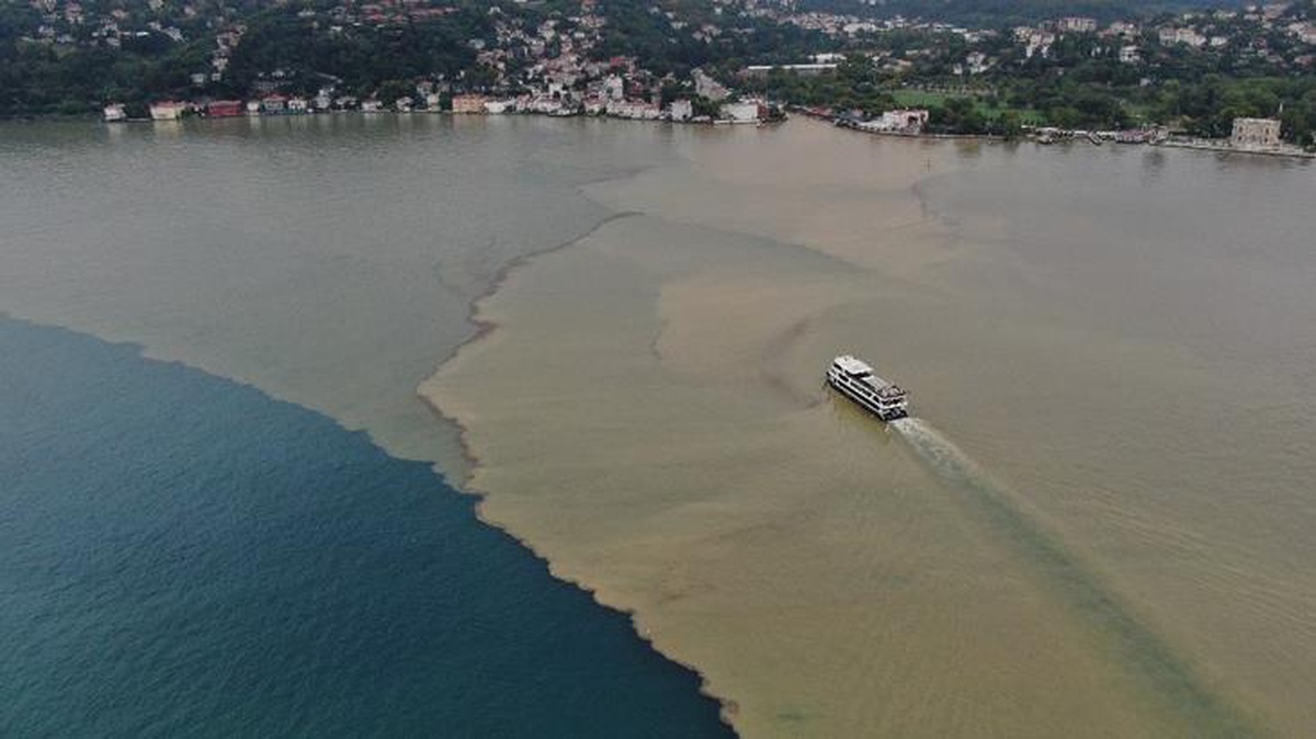 Sağanak yağış, İstanbul Boğazı\'nın rengini değiştirdi