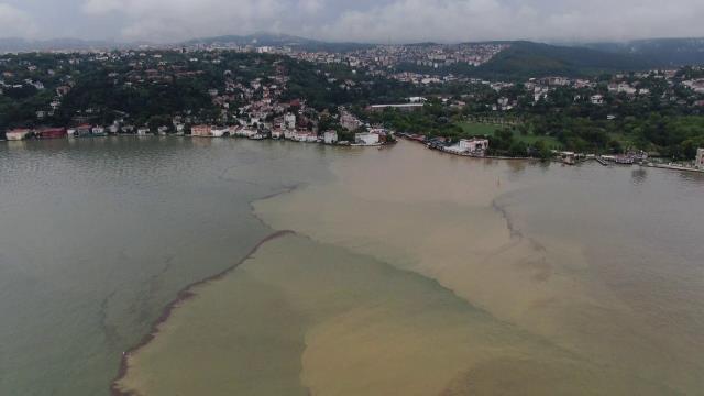 Sağanak yağış sonrası İstanbul Boğazı çamura bulandı Sağanak yağış sonrası İstanbul Boğazı çamura bulandı