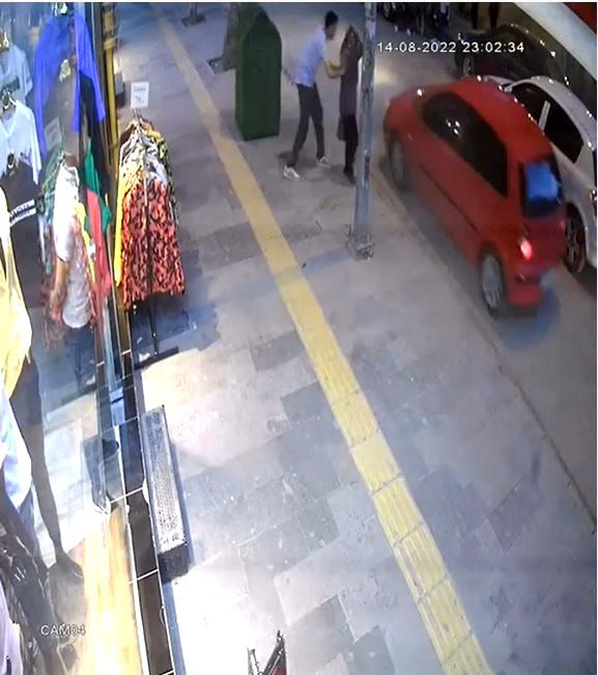 Şahsın kadınları cadde ortasında taciz ettiği anlar kamerada