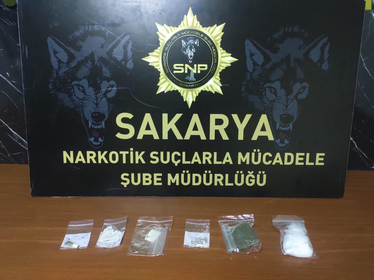 Sakarya\'da narkotik uygulamasında yakalanan 8 şüpheliden 2\'si tutuklandı