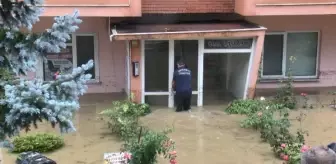 SARIYER'DE EVLERİ SU BASTI; MAHSUR KALAN 3 KİŞİ KURTARILDI