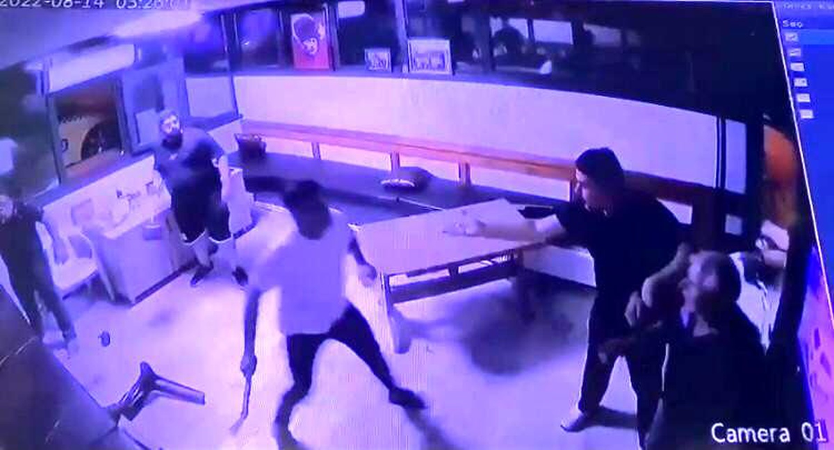 Şile\'de gece nöbetindeki taksiciye öldüresiye dayak kamerada