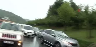 Şile otobanında yağış nedeniyle araçlar mahsur kaldı, sürücüler zor anlar yaşadı