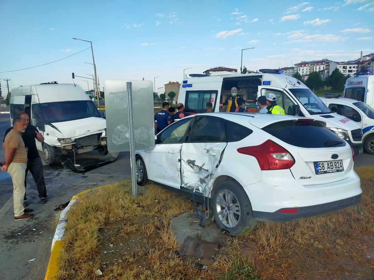 Sivas\'ta işçi servisi ile otomobil çarpıştı 7 kişi yaralandı