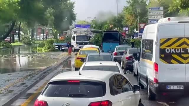 Son Dakika: Ankara'da etkili olan fırtına ve sağanak can aldı Son Dakika: Ankara'da etkili olan fırtına ve sağanak can aldı