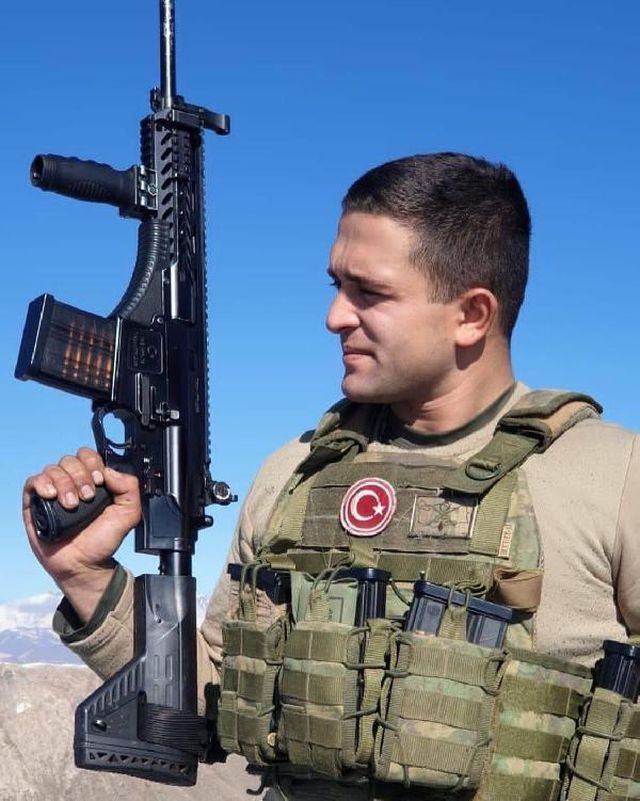 Mayın arama faaliyeti sırasında silahı ateş alan Sözleşmeli Er Atakan Çakır şehit düştü Mayın arama faaliyeti sırasında silahı ateş alan Sözleşmeli Er Atakan Çakır şehit düştü