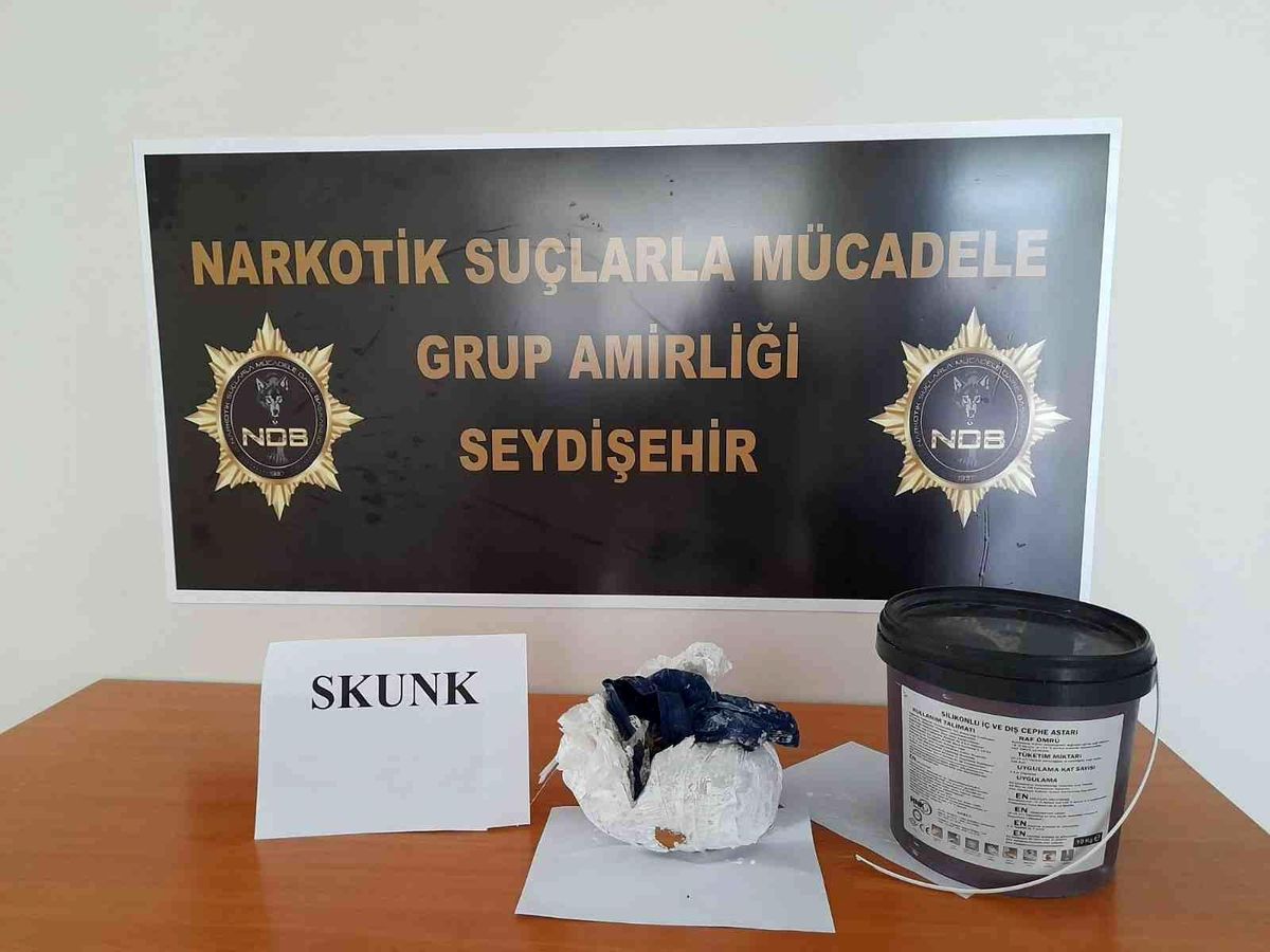 Şüpheli araçta boya kutusunda \'skunk\' ele geçirildi