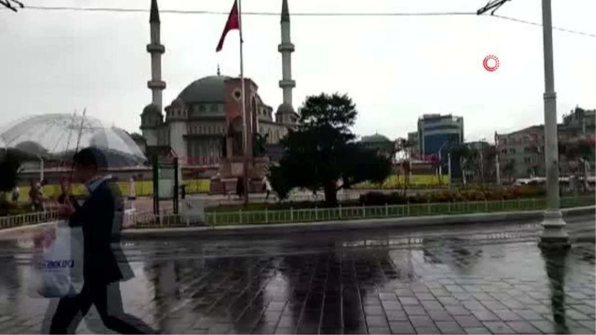 Taksim\'de sağanak yağmur başladı