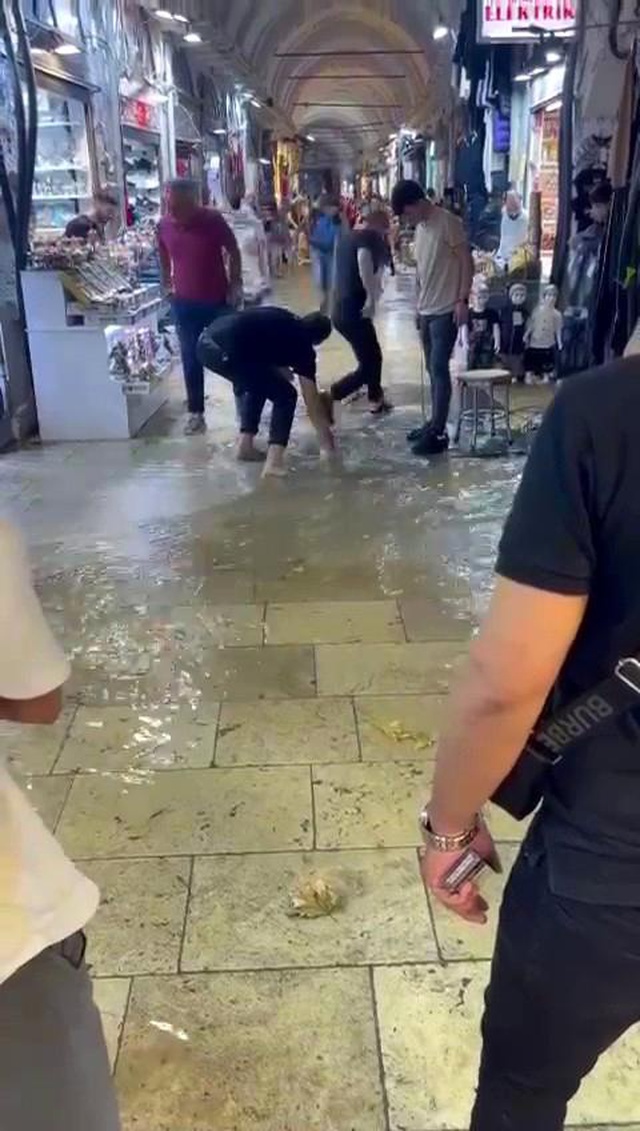 İstanbul'a yağmur yağıyor! Tarihi Kapalı Çarşı'yı su bastı, esnaf zor anlar yaşadı İstanbul'a yağmur yağıyor! Tarihi Kapalı Çarşı'yı su bastı, esnaf zor anlar yaşadı