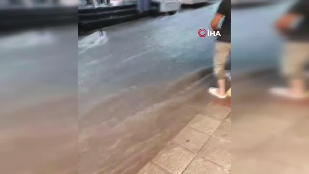 Tarihi Kapalı Çarşı\'yı su bastı, esnaf zor anlar yaşadı