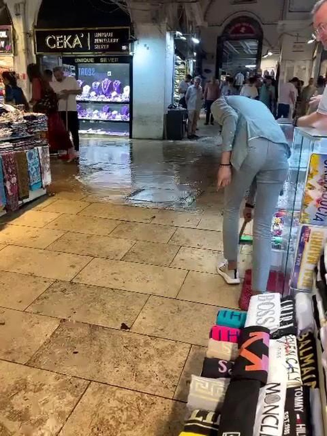 İstanbul'a yağmur yağıyor! Tarihi Kapalı Çarşı'yı su bastı, esnaf zor anlar yaşadı İstanbul'a yağmur yağıyor! Tarihi Kapalı Çarşı'yı su bastı, esnaf zor anlar yaşadı