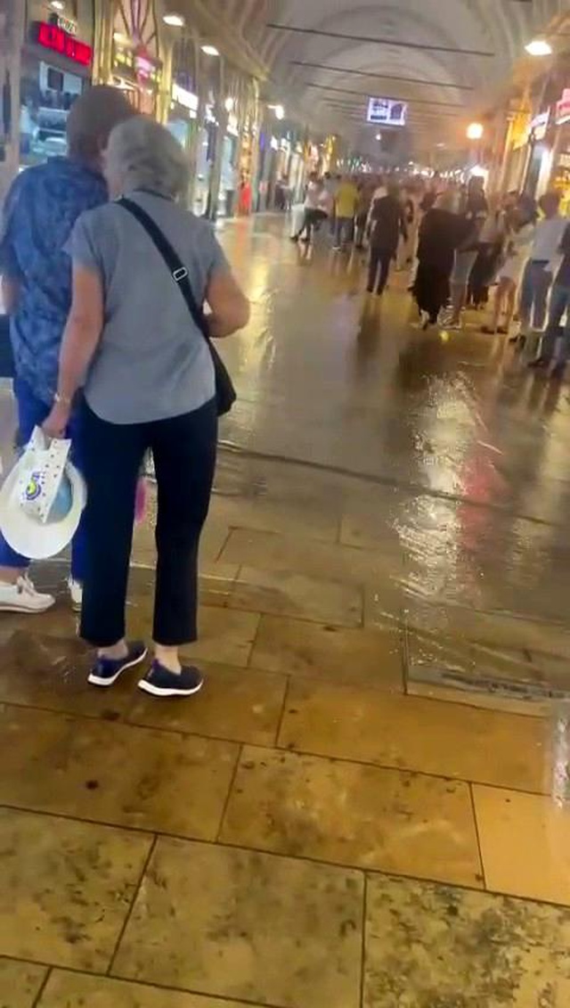 İstanbul'a yağmur yağıyor! Tarihi Kapalı Çarşı'yı su bastı, esnaf zor anlar yaşadı İstanbul'a yağmur yağıyor! Tarihi Kapalı Çarşı'yı su bastı, esnaf zor anlar yaşadı